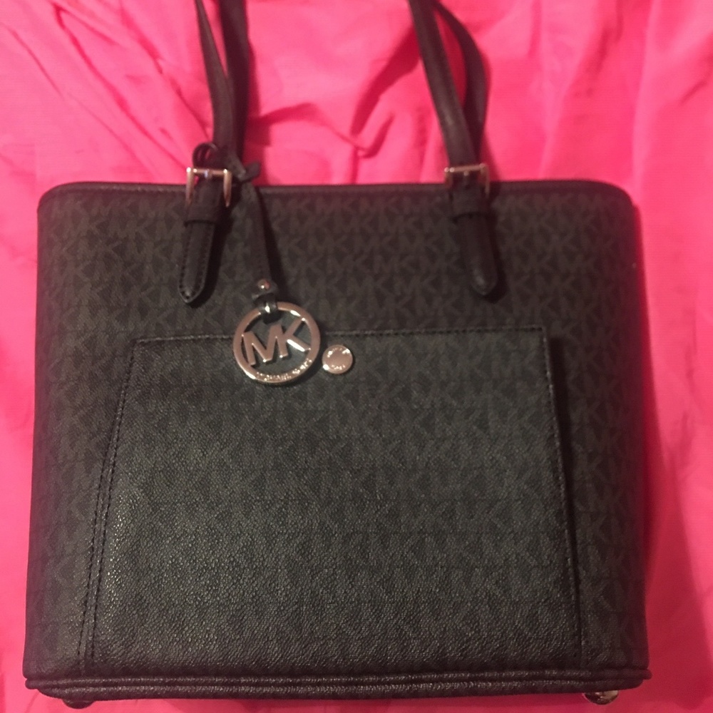 Michael Kors Jet Set Med Mk Signature  NEVER USED